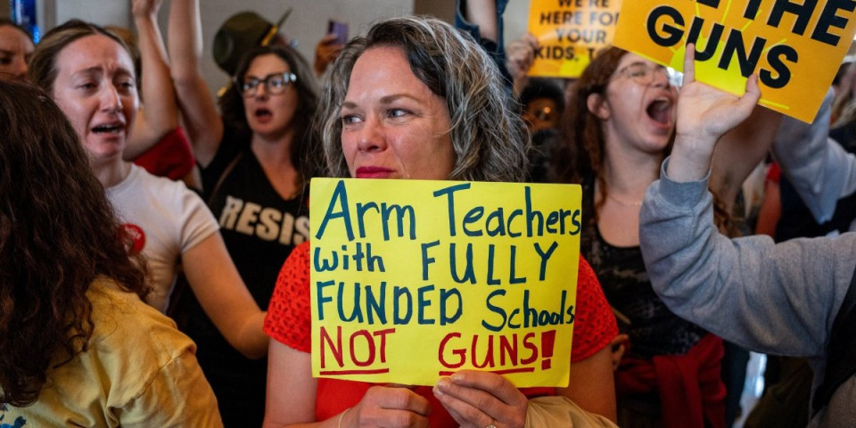Haos u Americi! Tenesi usvojio zakon kojim se dozvoljava nastavnicima da nose oružje, roditelji na nogama! (FOTO, VIDEO)