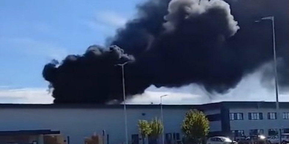Dramatične scene u Apatinu! Veliki požar u fabrici za proizvodnju boja i lakova, dim se vidi iz Sombora (FOTO/VIDEO)