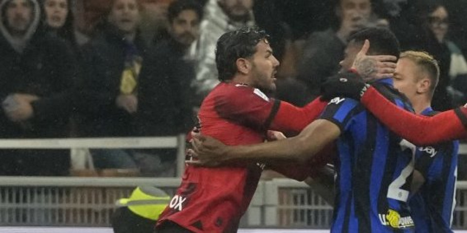 Skandal na proslavi titule! Fudbaler Intera na povocu držao igrača Milana (VIDEO)