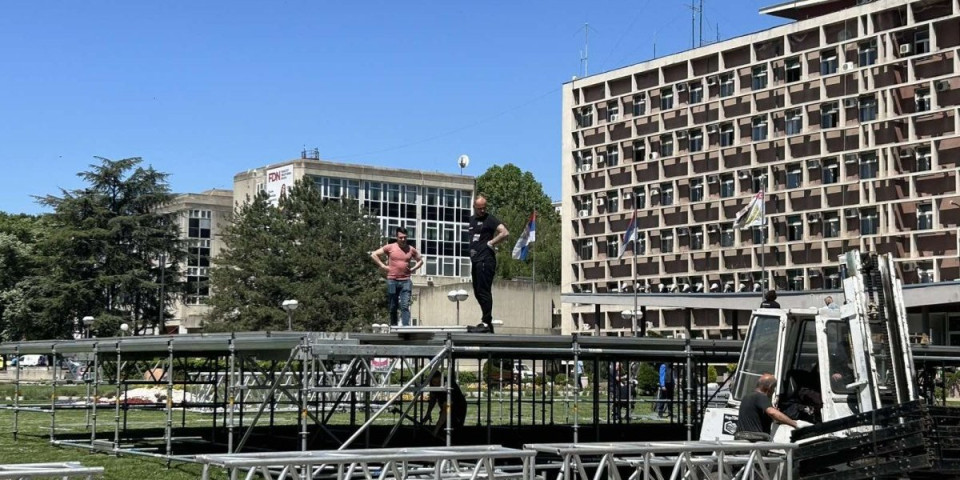 Kragujevac se sprema za spektakl! Nikad veća bina ispred zgrade Gradske uprave