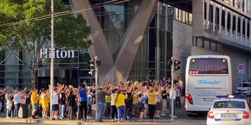 Navijači Makabija okupirali centar Beograda! Ore se pesme, atmosfera je uzavrela (VIDEO)