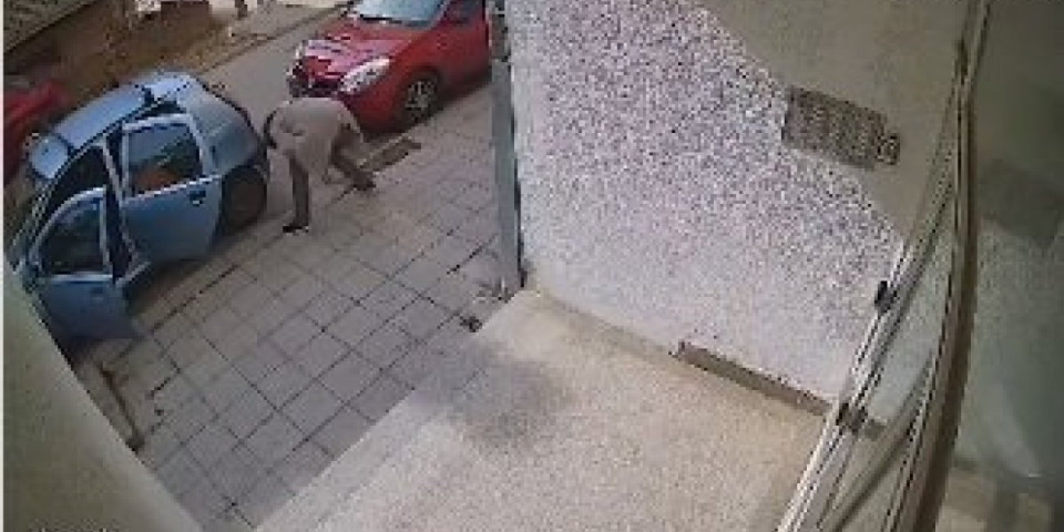 Lopovluk bez blama!U Žena u po bela dana krala betonske ploče sa trotoara (VIDEO)