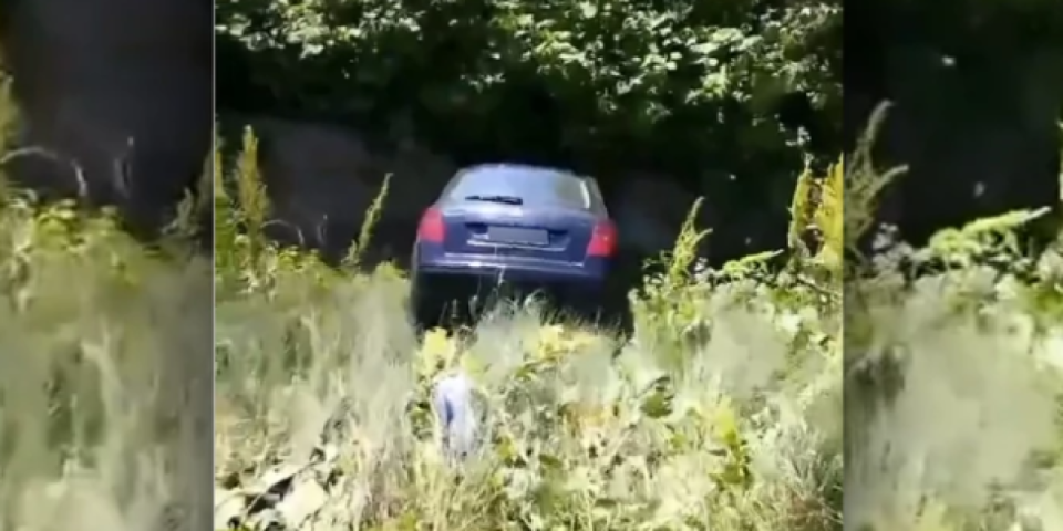 Parkirao automobil u potoku? Nesvakidašnji prizor šokirao Srbiju (VIDEO)