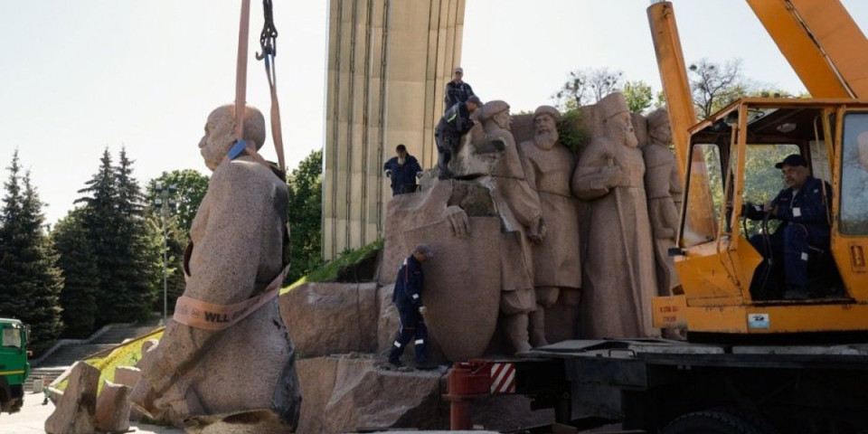 U Kijevu ruše spomenik koji slavi bliskost Rusije i Ukrajine (FOTO)
