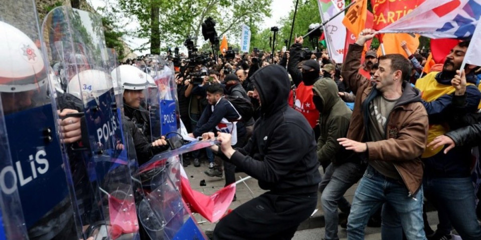 Tuča policije i demonstranata u Istanbulu! Letele kamenice, privedeno više od 210 ljudi! (VIDEO)