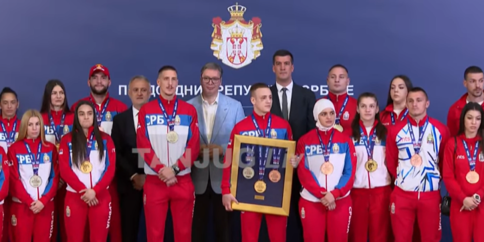 (UŽIVO) Predsednik Vučić dočekao boksersku reprezentaciju koja je oduševila na Evropskom prvenstvu: Hvala Vam što ste decu vratili u sale!