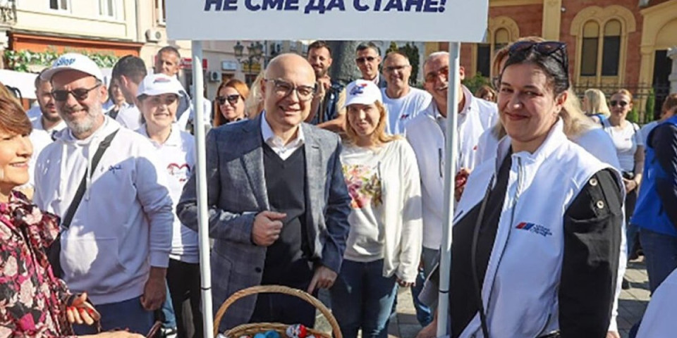 Briga o ljudima uvek je bila i ostaće naša jedina politika: Premijer Vučević s Novosađanima na Vaskrs (FOTO)