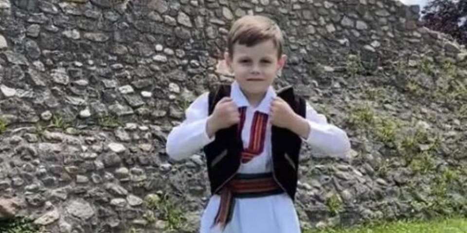 Mali Rus oduševio Srbiju! Pogledajte uz koje reči je čestitao praznike (VIDEO)