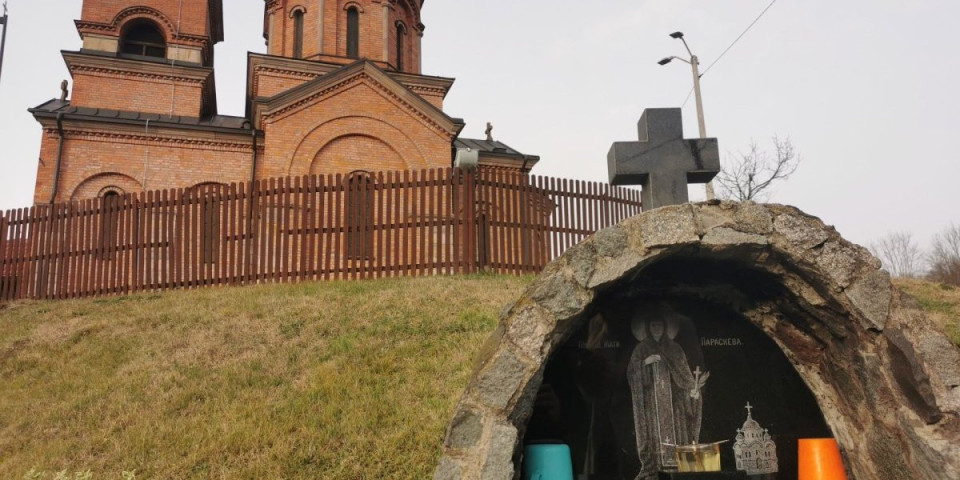 Ovde iz kamena teče lekovita voda! Zidine čuvaju kivot nepoznatog čudotvorca sa Kosova: Ova priča će vas oduševiti (FOTO)