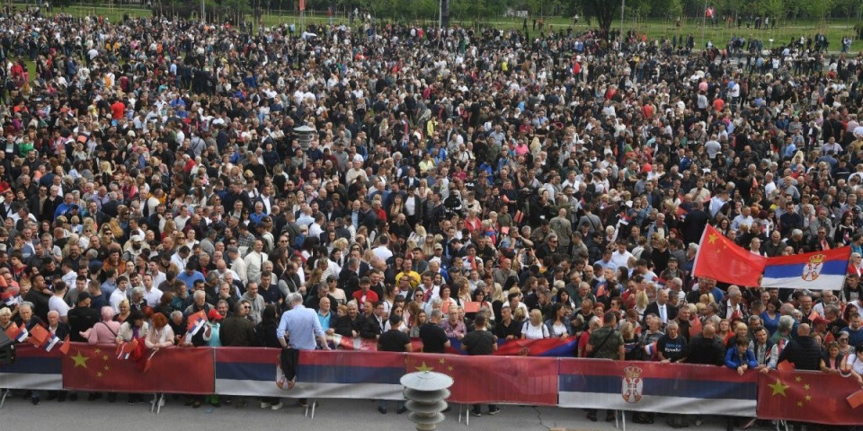 Hiljade ljudi ispred Palate Srbija: Veliki broj građana došao da pozdravi Si Đinpinga (FOTO)
