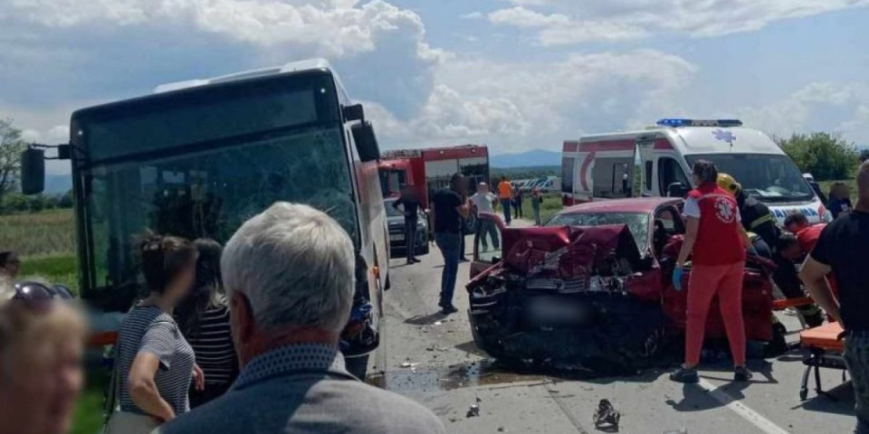 Preticao kolonu pa se zakucao u autobus! Vozač automobila preminuo u bolnici (FOTO)