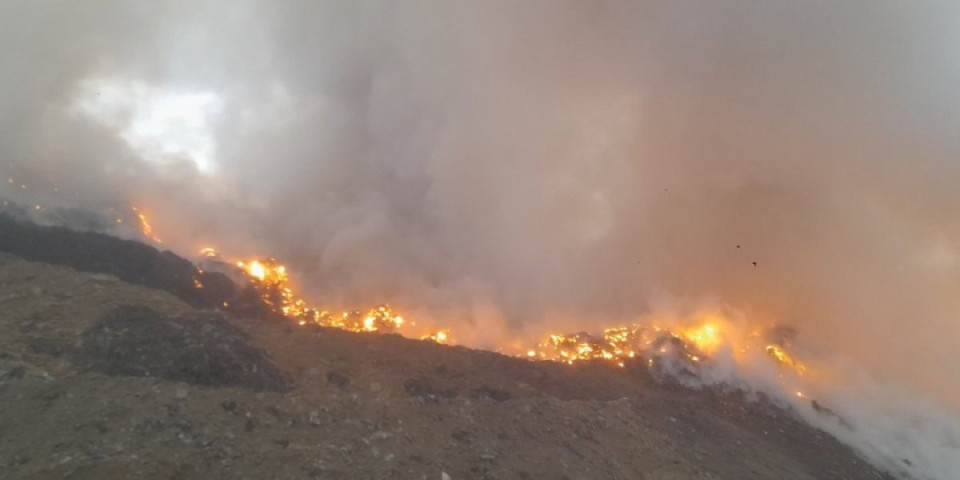 Eksplozije na deponiji Duboko! Požar se iskomplikovao, na  dubini od 15 metara nemoguće je gasiti vatru?! (FOTO)