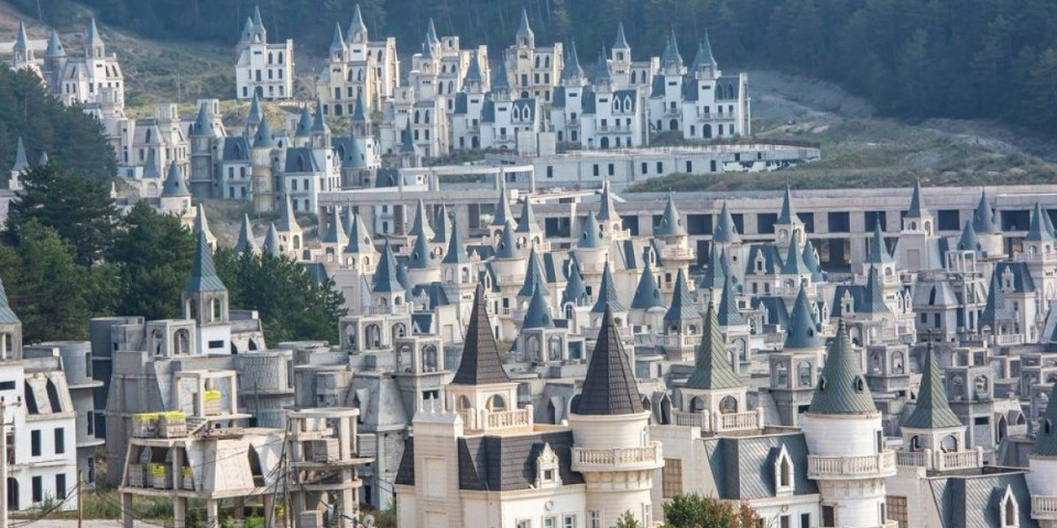 Grad duhova vredan milione evra - vile u obliku dvorca, a evo zašto u njemu niko ne živi (FOTO)