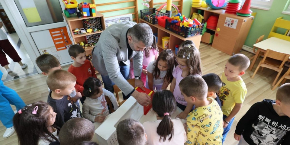 (FOTO) Đorđević posetio decu koja se bore sa ozbiljnim bolestima: Mali heroji imaju posebno mesto u mom srcu!