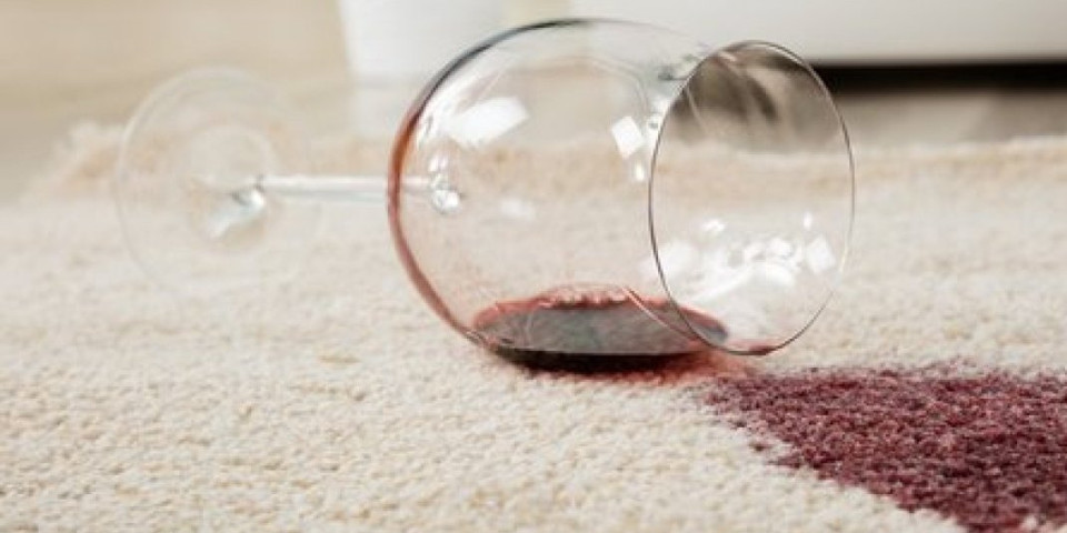 Kako ukloniti fleke od crvenog vina? Lako, uz pomoć jednog sastojka koji već imate u kući