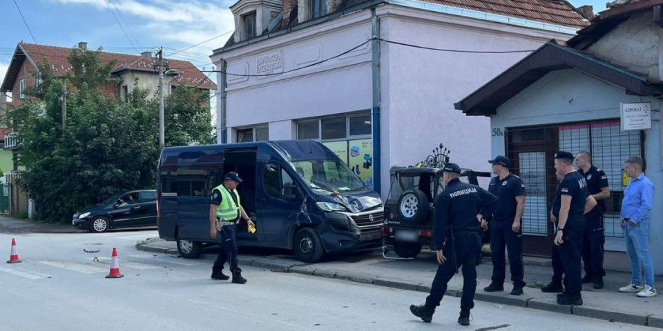 Džip se sudario sa policijskim kombijem u Leskovcu! Jedno vozilo udarilo u kapiju dvorišta! (VIDEO)