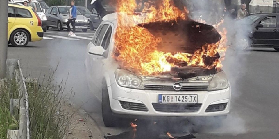 Buknuo požar na kragujevačkom bulevaru! Taksi u plamenu (FOTO)