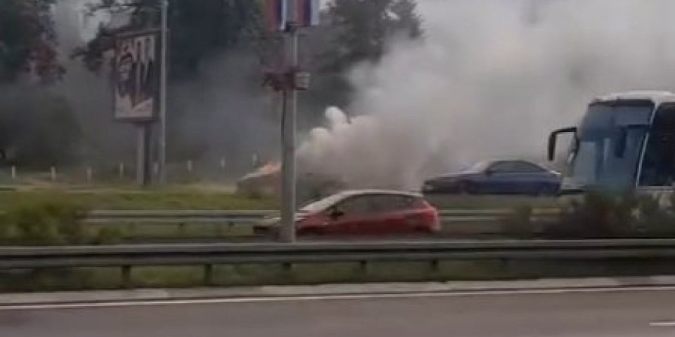 Buktinja na autoputu na Novom Beogradu! Vatra guta automobil kod Geneksa (VIDEO)