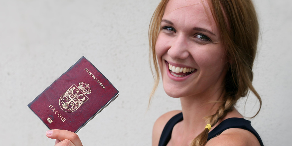 Zašto ne smemo da se smejemo na fotografijama za pasoš? Jako je VAŽNO DA SE OVO PRAVILO ISPOŠTUJE!
