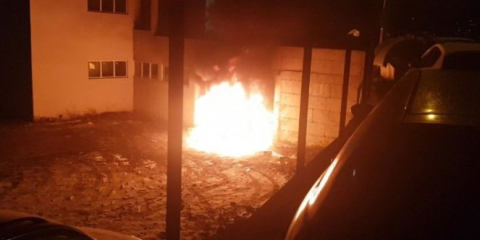 NASTAVLJA SE TEROR NAD SRBIMA SA KiM! U Južnoj Mitrovici zapaljen automobil sa srpskim registarskim tablicama!