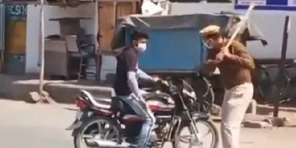 POLICIJSKI ČAS NA INDIJSKI NAČIN! Policija "batina" neposlušne ljude na ulici (VIDEO)