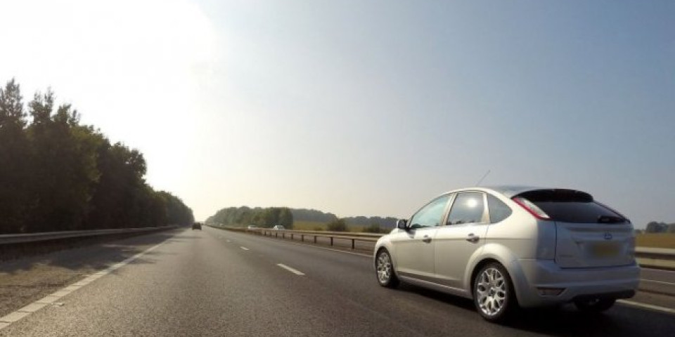 Vozač BMW nije mogao ni da zamisli da će ovo doživeti na putu: SNIMAK KOJI ZAUSTAVLJA DAH /VIDEO/