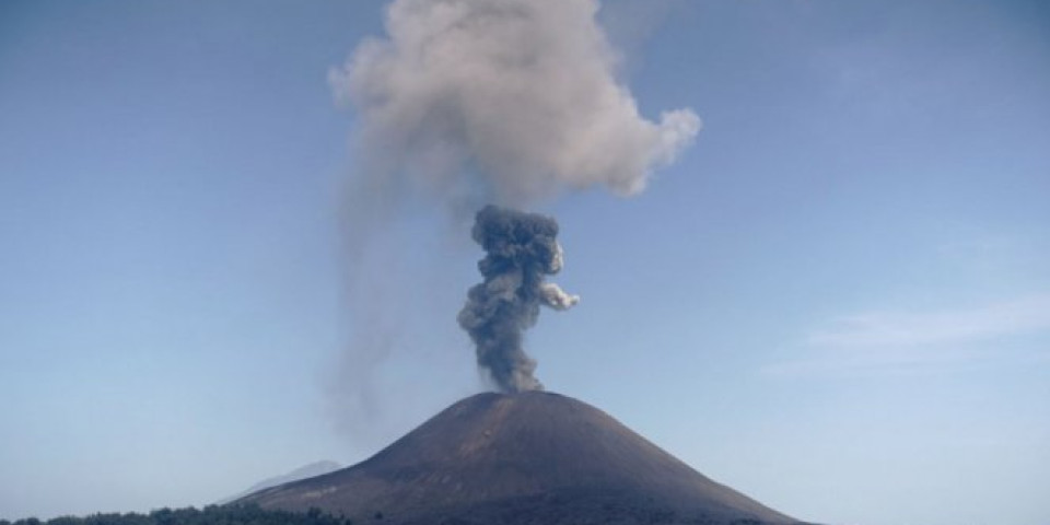 SAMO IM JE TO FALILO! U Indoneziji proradio vulkan Anak Krakatau! PEPEO LETEO POLA KILOMETRA U NEBO! (VIDEO)