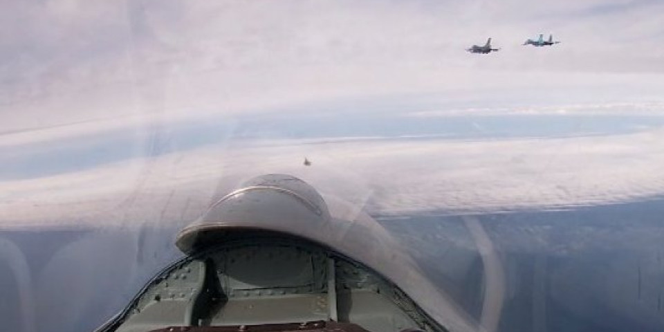 SUHOJ PRESREO TRI FRANCUSKA AVIONA! Bliski susret iznad Crnog mora, dva miraža i tanker S-135 pobegli sa ruskih granica! /VIDEO/
