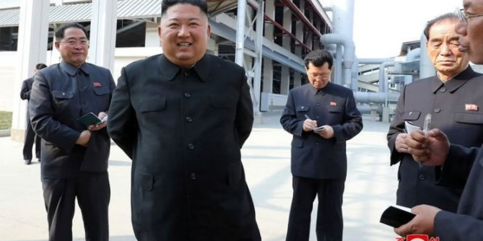 (FOTO) SVET GA SAHRANIO, A ON PUCA OD SMEHA! Ovo su prve fotografije Kim Džong Una 20 dana posle "misterioznog" nestanka!