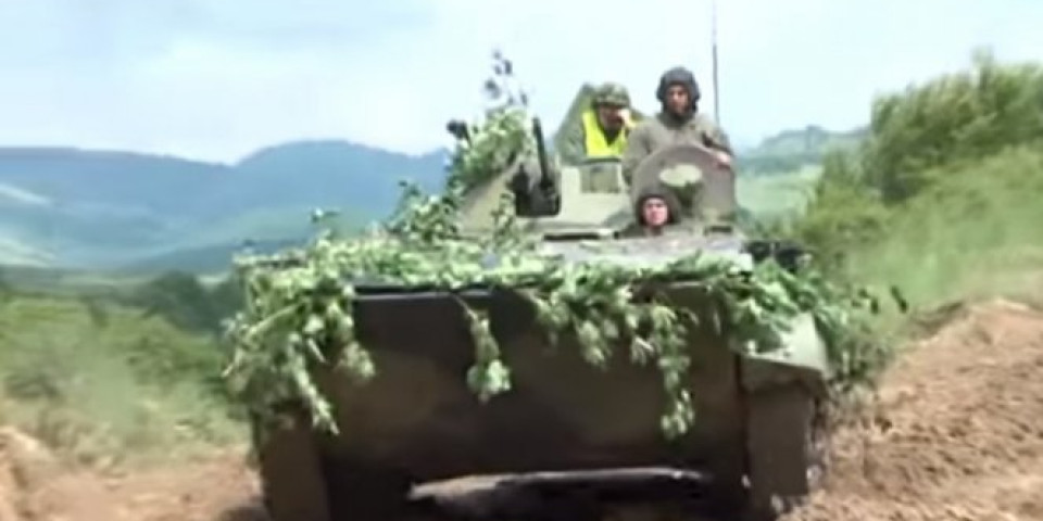 (VIDEO) SRPSKI OKLOPNJAK POKAZAO SE BRUTALNIM U RATU, sada u našu vojsku stiže njegova modernizovana verzija! BVP M-80A NEMA KONKURENCIJU?!