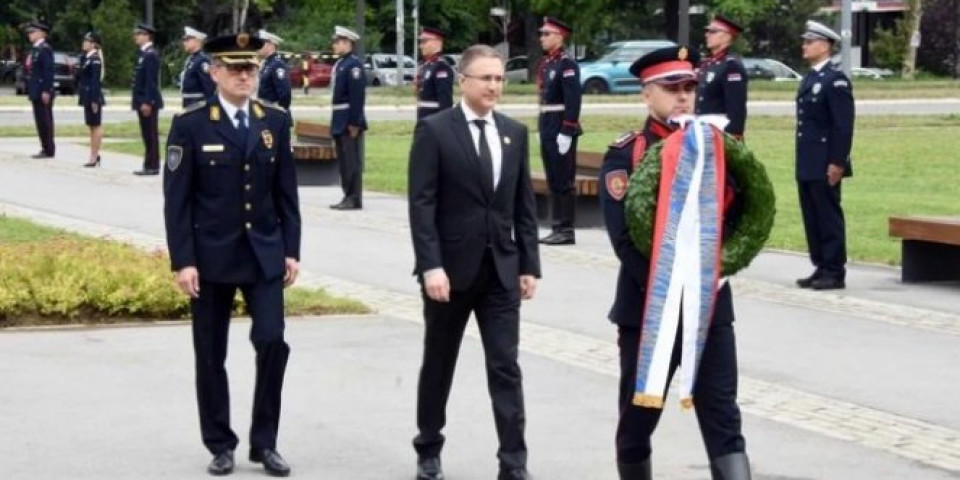 Stefanović položio venac na spomen obeležje policajcima poginulim na dužnosti: Nikada nećemo zaboraviti njihovu žrtvu