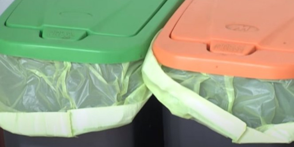 CEO ŽIVOT SMO RADILI POGREŠNO! Evo kako se pravilno stavlja kesa za smeće u kantu! (VIDEO)