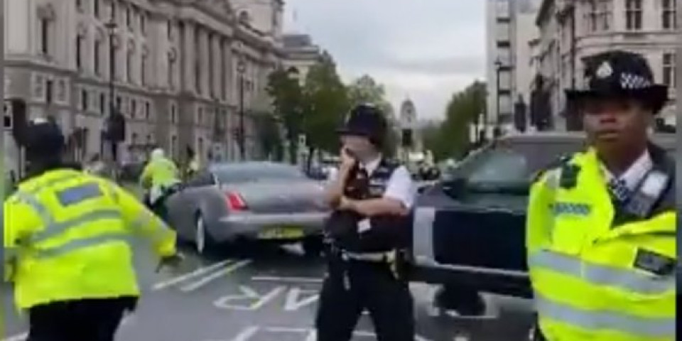 DRAMA ISPRED BRITANSKOG PARLAMENTA! Demonstrant skočio na automobil Borisa Džonsona, obezbeđenje se "zakucalo" u njega! (VIDEO)