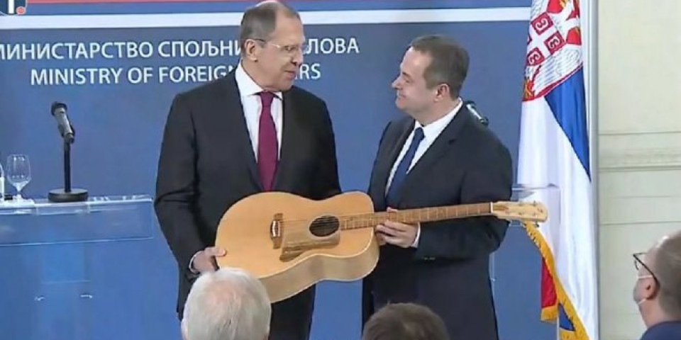 (FOTO/VIDEO) RAZMENILI POKLONE! Lavrov poklonio Dačiću mikrofon, a dobio SPECIJALNU GITARU OD SPECIJALNOG DRVETA