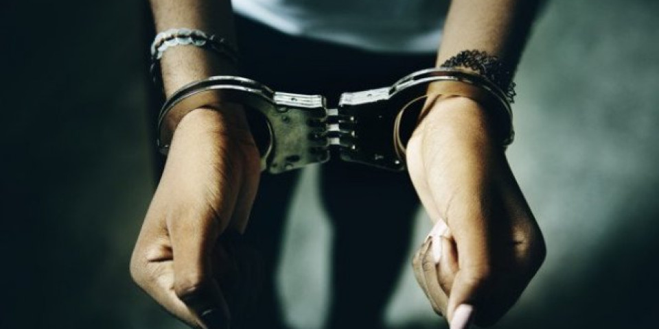 STRAŠNO! MALOLETNICA PRETILA NOŽEM I OTIMALA NOVAC! Uhapšena tinejdžerka u Aranđelovcu