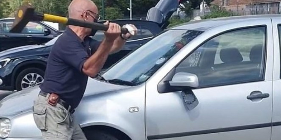SVI SU MISLILI DA JE POLUDEO! Čovek je na parkingu zgrabio sekiru i razbio prozor na automobilu! ISPALO JE DA IMA ODLIČAN RAZLOG!