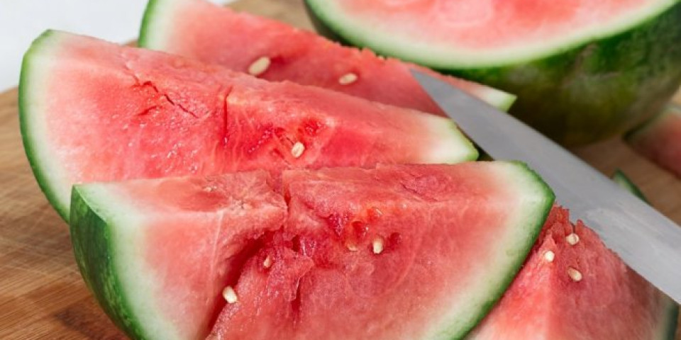 UPOZORENJE STRUČNJAKA: Prve lubenice u sezoni nisu bezbedne za konzumiranje!