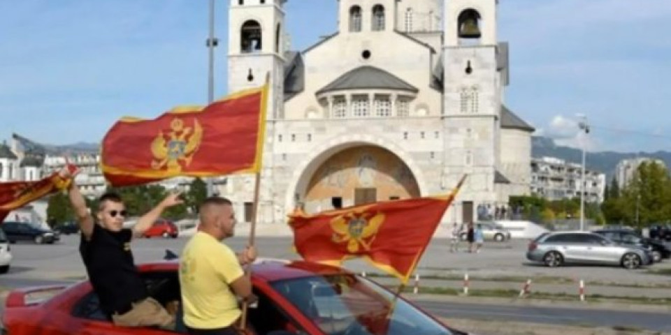 (VIDEO) UH, SAMO DA RATA NE BUDE! KRENULE "KOMITE" KA PODGORICI: Milogorce prati policija, Srbi ih pozdravljaju trobojkama!
