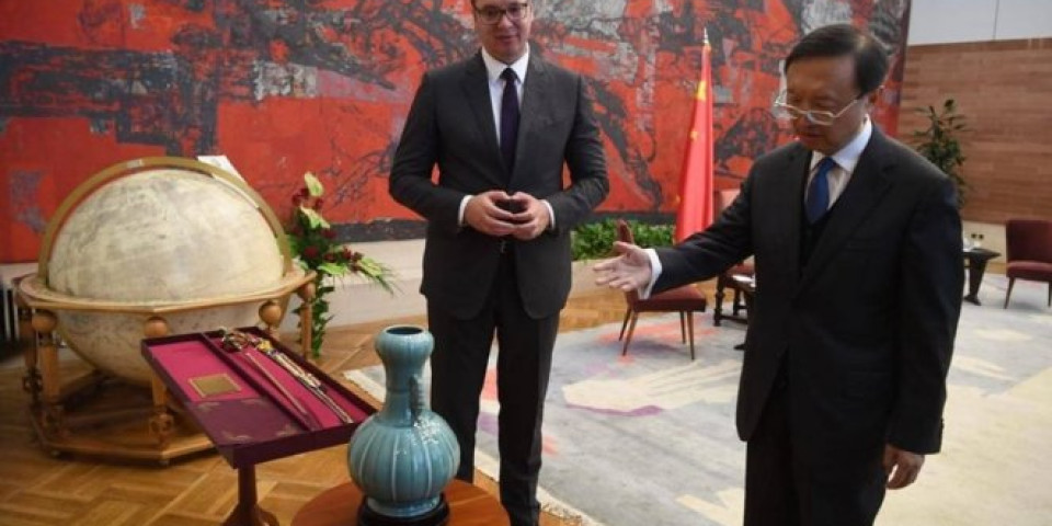 (FOTO) NE VADI ME BEZ POVODA, NE VRAĆAJ ME BEZ ČASTI! Vučić gostu iz Kine poklonio DIJAMANTSKU SRPSKU OFICIRSKU SABLJU!
