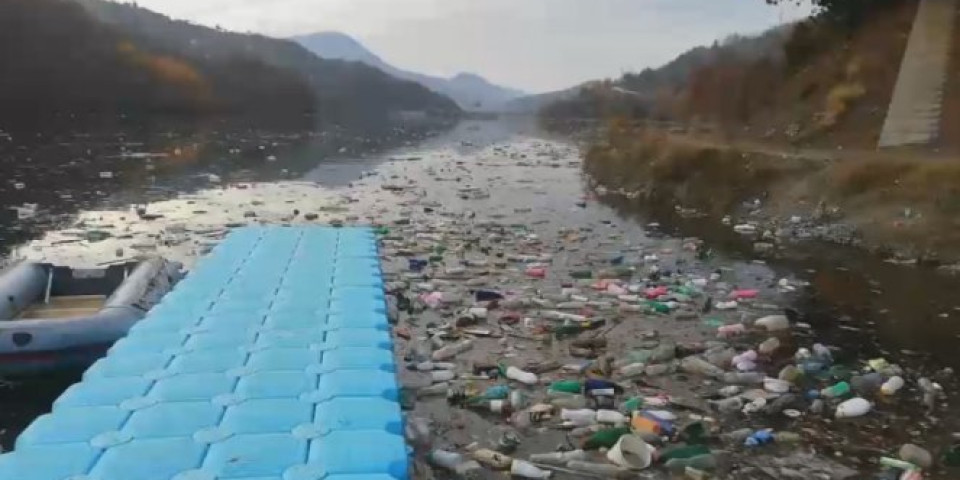(FOTO/VIDEO) EKOLOŠKA KATASTROFA KOD PRIBOJA: Stotine kubika plastike i smeća preti da od Lima NAPRAVI MRTVU REKU!