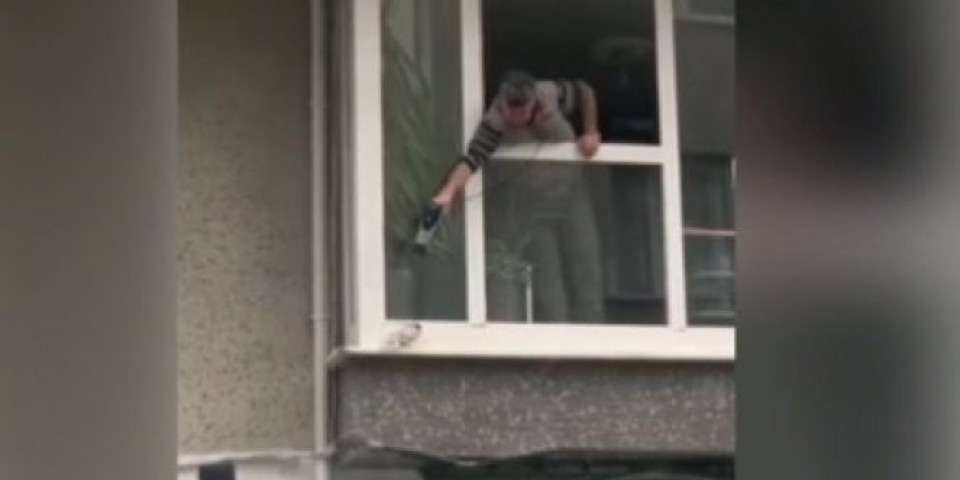 (VIDEO) Čovek snimio komšiju kako fenom duva kroz prozor: Kada je malo bolje pogledao šta radi, ZANEMEO JE