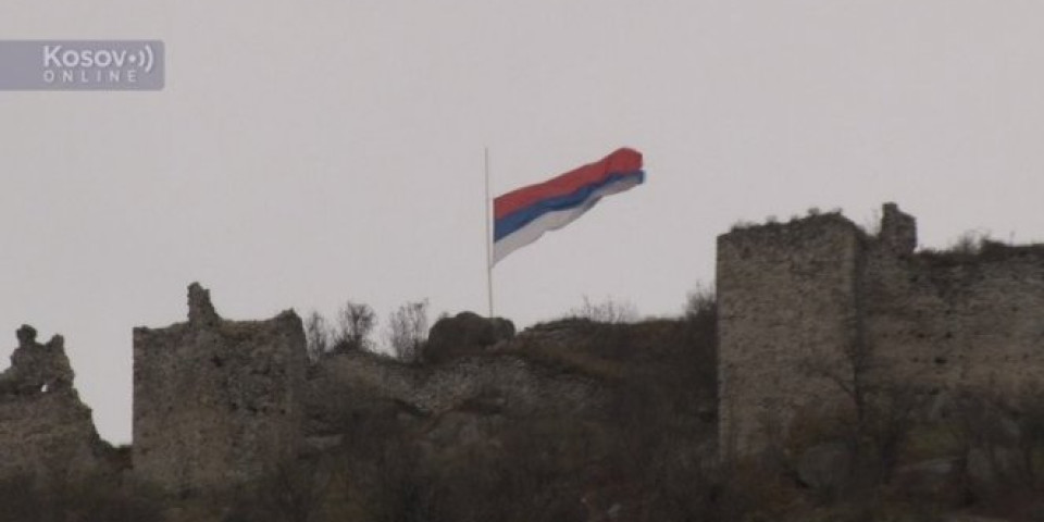 (FOTO) SRBI NA KIM ŽALE ZA PATRIJARHOM: Zastava iznad Zvečana na polja koplja