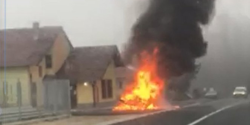 BUKTINJA NA PUTU KA ZLATIBORU! Zapalio se BMW u kome se nalazila ČETVOROČLANA PORODICA! Vozilo POTPUNO IZGORELO! (FOTO/VIDEO)