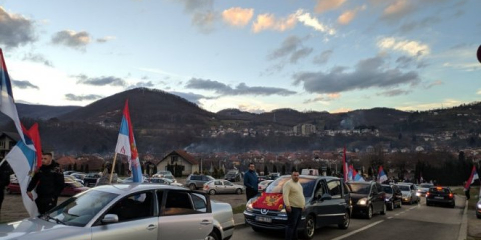 BAKLJADA, TROBOJKE, KOLONE AUTOMOBILA! Crna Gora i večeras slavi sastav Vlade i Milov ODLAZAK! (VIDEO)