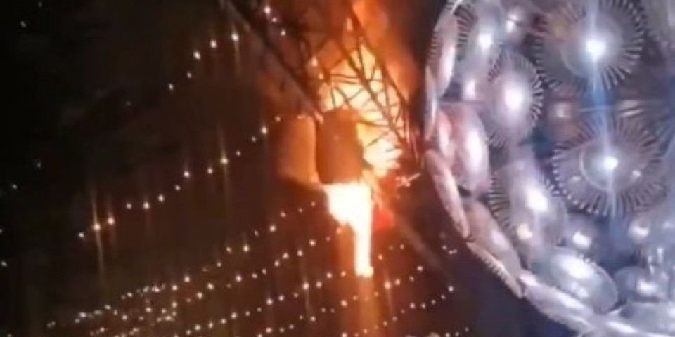 POŽAR U KIJEVU! Zapalila se glavna novogodišnja jelka u Ukrajini! /VIDEO/
