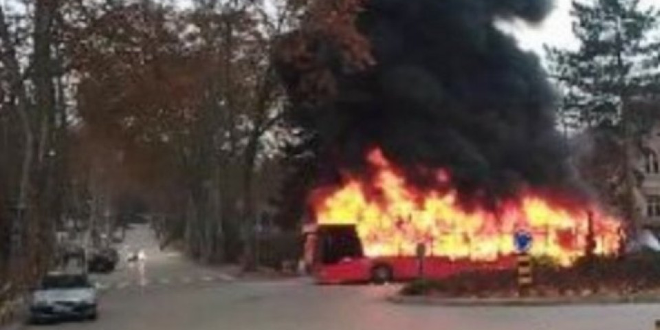 IZGOREO AUTOBUS NA PUTU KOD BEČEJA! Ogroman plamen u trenu je progutao celo vozilo (VIDEO)