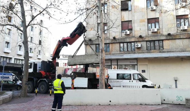 DOŠAO KRAJ BAHATOM PARKIRANJU! VESIĆ: Na Trgu Nikole Pašića betonske prepreke teške više tona