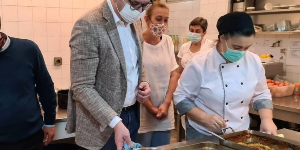 DANAS SE PRAVIM DA SPREMAM PREBRANAC, A SUTRA... Vučić objavio fotografiju iz kuhinje Predsedništva Srbije! /Foto/