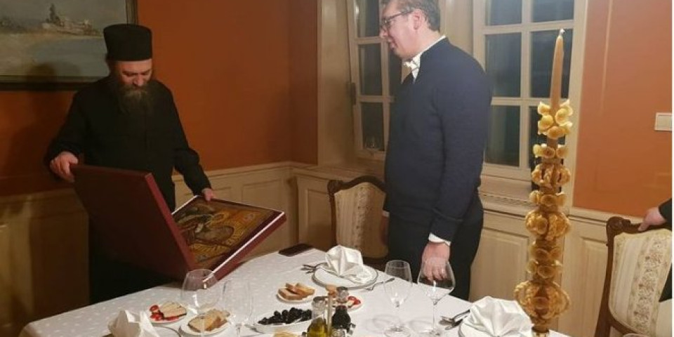"SREĆNO BADNJE VEČE"! Predsednik Aleksandar Vučić na večeri u društvu Metodija igumana Hilandara! /FOTO/