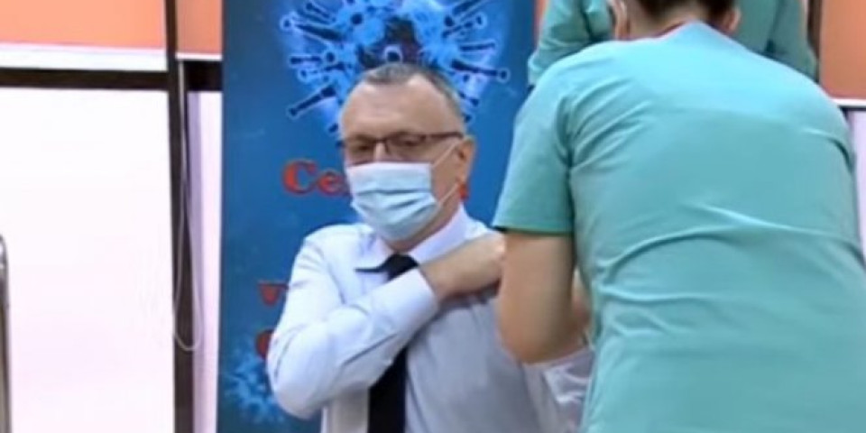 KOVID MODNI HIT! Rumunski mnistar privukao pažnju specijalnim stajlingom za vakcinaciju /video/